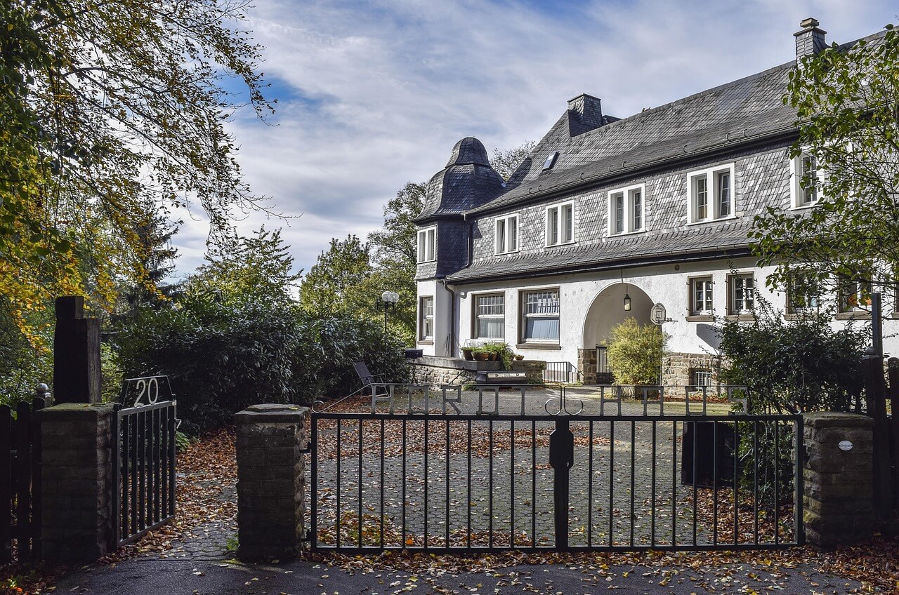 Sprzedaż nieruchomości z zajęciem komorniczym